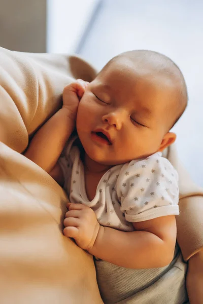Retrato Bebé Recién Nacido Lindo Que Acaba Despertar Burbujeando Estirándose — Foto de Stock