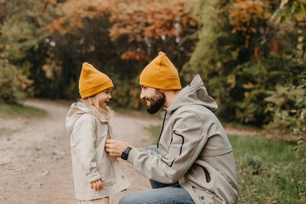 Young Stylish Bearded Father Walking His Little Daughter Nature Sunset — Stock Photo, Image