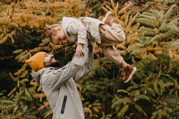 Pai Feliz Filha Brincando Enquanto Caminhava Belo Parque Outono Pai — Fotografia de Stock