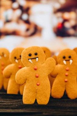 Korkunç cadılar bayramı kurabiyeleri, siyah arka planda seçici odaklı dekorasyon. Cadılar Bayramı tarzı