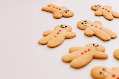 Korkunç cadılar bayramı kurabiyeleri, siyah arka planda seçici odaklı dekorasyon. Cadılar Bayramı tarzı