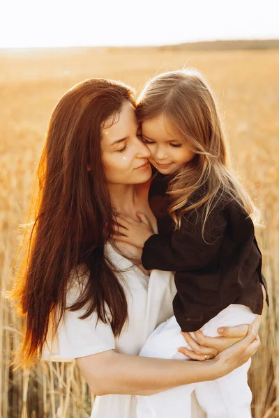 Cute Mom Little Daughter Hugging — Stock Photo, Image