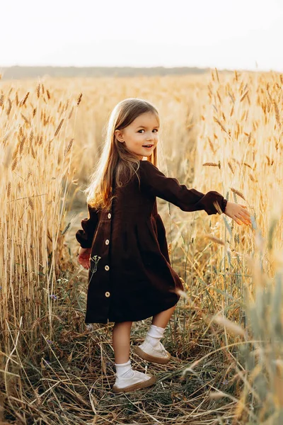 Kleines Schönes Lächelndes Mädchen Auf Einem Goldenen Weizenfeld Mädchen Getreidefeld — Stockfoto