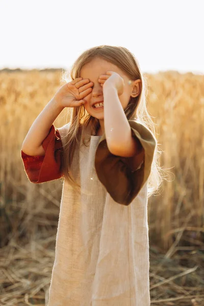 Маленька Гарна Усміхнена Дівчинка Полі Золотої Пшениці Дівчата Полі Мила — стокове фото