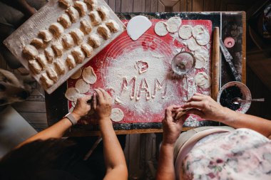 ev yapımı köfte masaya unlu hazırlamak
