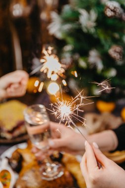 Yeni yıl sofrasında Sovyet usulü lezzetli yemekler, zeytin, fırında et, domuz yağı, şampanya.