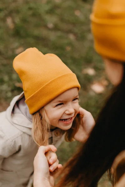 Ung Glad Och Leende Mamma Med Sin Lilla Dotter Armar — Stockfoto