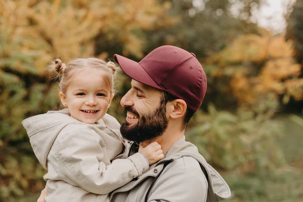 美しい秋の公園を歩きながら遊んでいる幸せな父親と娘 娘と週末の理想的な父親 選択的焦点ノイズ効果 — ストック写真