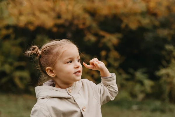 Surat Asan Bir Kızın Portresi Sonbahar Parkında Yürürken Farklı Duygular — Stok fotoğraf