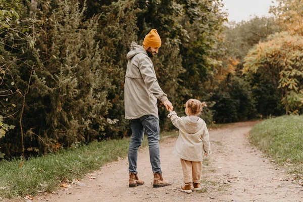 Glücklicher Vater Und Tochter Beim Spazierengehen Einem Schönen Herbstlichen Park — Stockfoto