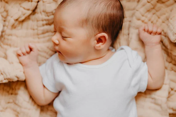 Primer Plano Retrato Niño Pequeño Cama Habitación Lindo Bebé Encuentra — Foto de Stock