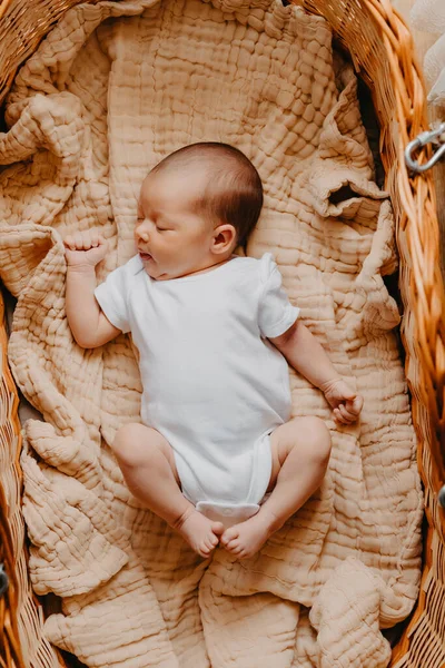 Close Retrato Uma Criança Pequena Cama Seu Quarto Bonito Bebê — Fotografia de Stock