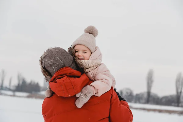 Ung Stilren Skäggig Far Och Dotter Vintersemester Far Ger Sonen — Stockfoto