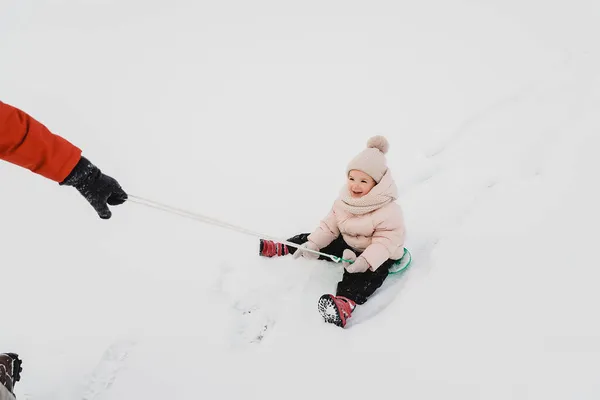 Feliz Padre Hijo Bebé Divirtiéndose Bajo Soleada Nieve Invierno Temporada — Foto de Stock