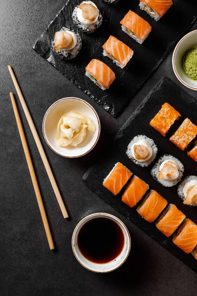 Sada Rohlíků Lososem Omáčkou Wasabi Hiashi Wakame Tmavém Pozadí — Stock fotografie