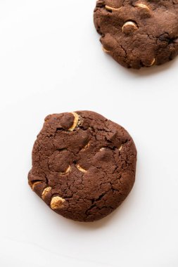 Beyaz arka planda çikolata parçalı kurabiyeler