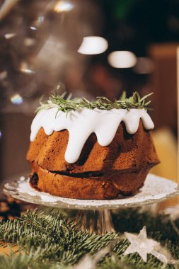 Taze biberiyeyle süslenmiş geleneksel ev yapımı Noel pastası. Noel 'de ya da Yeni Yıl' da kış pişirme ve akşam kuşağında süslemeler
