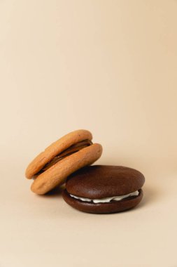 Geleneksel çikolata ve balkabağı turtalarını kapatın. Fırınlar, kafeler, restoranlar için arka plan, kopyalama alanı