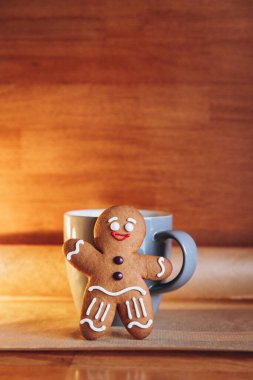 Erkek şeklinde zencefilli kurabiyelerin Noel kompozisyonu. Tebrik kartlarınız için arkaplan