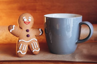 Erkek şeklinde zencefilli kurabiyelerin Noel kompozisyonu. Tebrik kartlarınız için arkaplan