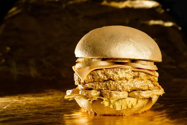 Büyük, sulu ve yaldızlı pahalı bir burger.