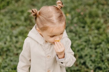 Surat asan bir kızın portresi, sonbahar parkında yürürken farklı duygular gösterir.