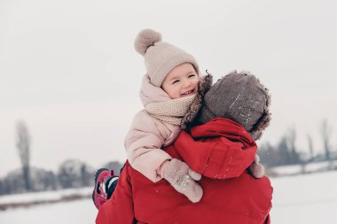 Yakışıklı sakallı genç baba ve küçük tatlı kızı kışın dışarıda eğleniyorlar. Birlikte vakit geçirmenin tadını çıkarıyorum. Aile kavramı
