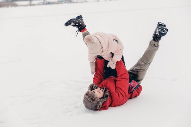 Yakışıklı sakallı genç baba ve küçük tatlı kızı kışın dışarıda eğleniyorlar. Birlikte vakit geçirmenin tadını çıkarıyorum. Aile kavramı