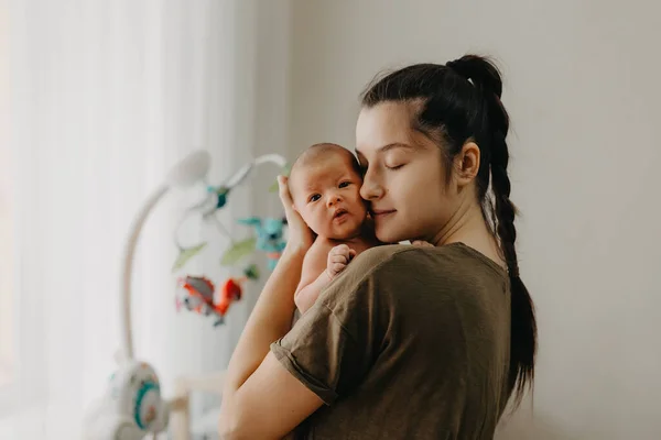 Szerető Anya Vigyáz Újszülött Babájára Otthon Fényes Portré Boldog Anyáról — Stock Fotó