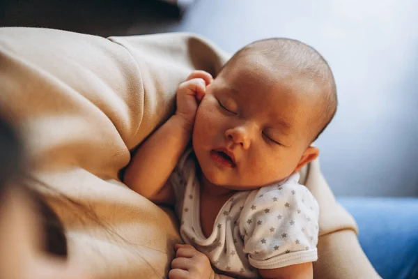 Крупным Планом Портрет Красивого Спящего Ребенка Руках Мамы Спальне Дневном — стоковое фото