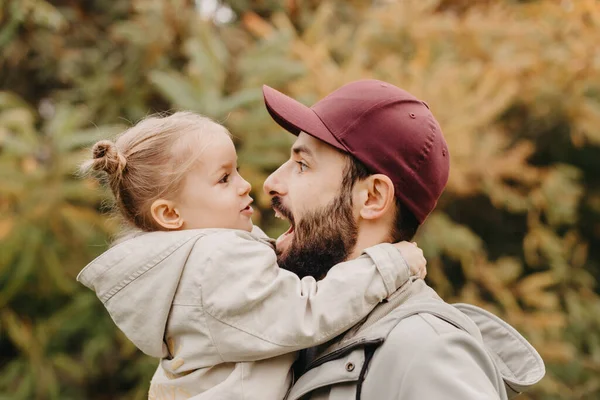 美しい秋の公園を歩いている間 幸せな父親と娘が遊んでいます 理想的な週末の父彼の小さな娘と秋の気分 — ストック写真