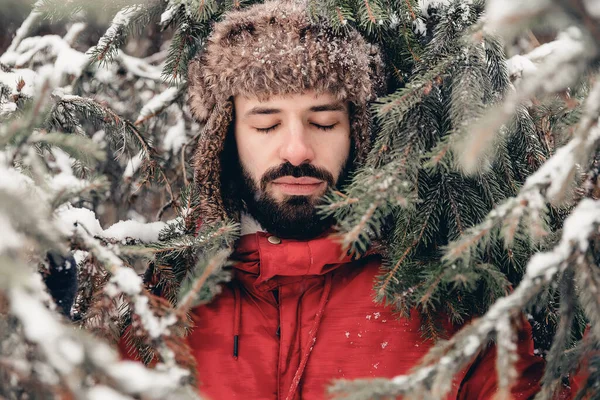 Retrato Hombre Barbudo Vestido Con Cálido Sombrero Invierno Orejeras Pie — Foto de Stock