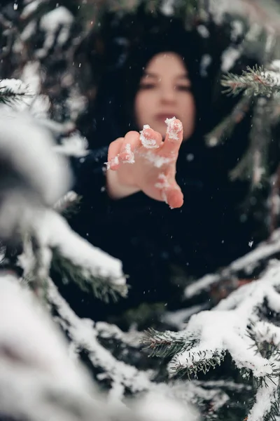 Kar Mevsiminde Poz Veren Bir Kızın Portresi — Stok fotoğraf