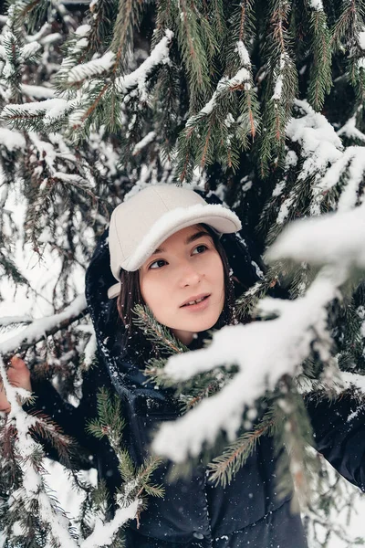 Portret Dziewczyny Pozującej Zdjęcia Śnieżnym Sezonie Zimowym — Zdjęcie stockowe