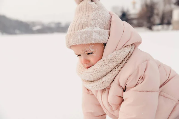 Porträtt Flicka Som Leker Snön Vinterpromenad Och Spelar Snöbollar Rullar — Stockfoto