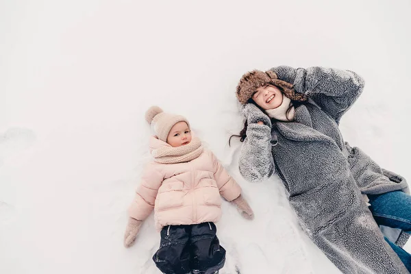 Mamma Och Dotter Vintern Lycklig Familj Njuta Vintern Snöig Dag — Stockfoto