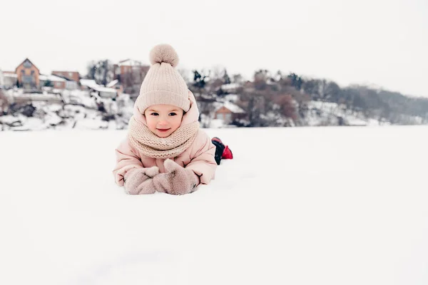 Porträtt Flicka Som Leker Snön Vinterpromenad Och Spelar Snöbollar Rullar — Stockfoto