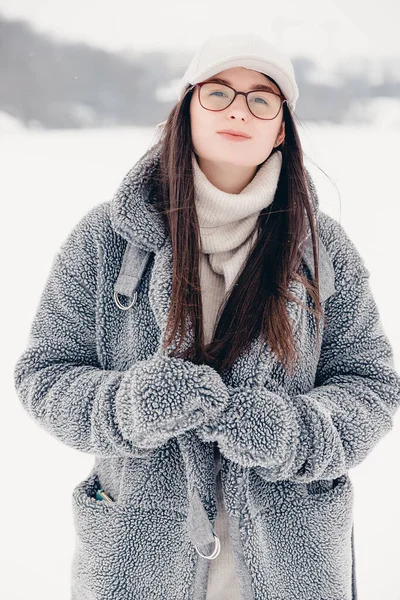 Portret Atrakcyjnej Dziewczyny Ubranej Stylowe Zimowe Ubrania Kobieta Pozująca Zdjęcia — Zdjęcie stockowe