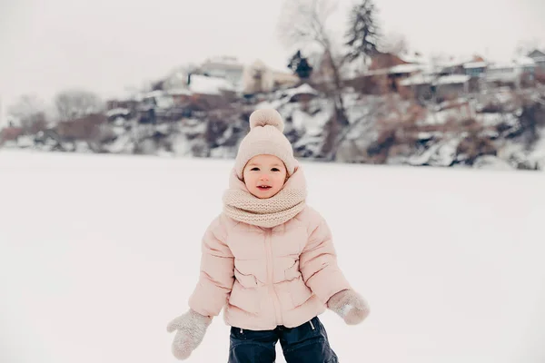 Porträt Eines Mädchens Das Während Eines Winterspaziergangs Schnee Spielt Und — Stockfoto