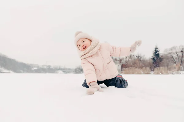 Joyeux Rire Fille Portant Une Veste Rose Écharpe Chapeau Jouer — Photo