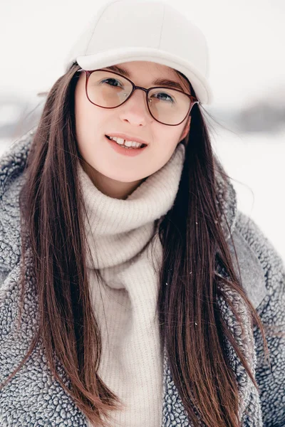 Portret Van Een Aantrekkelijk Meisje Gekleed Stijlvolle Winterkleding Vrouw Poseren — Stockfoto