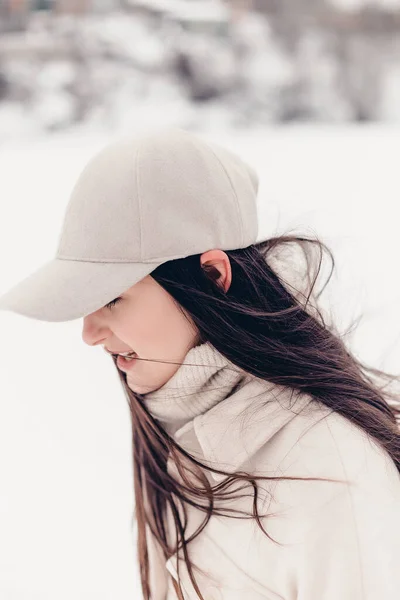Stilvolles Winter Fotoshooting Einer Schönen Frau Inmitten Eines Eisigen Sees — Stockfoto