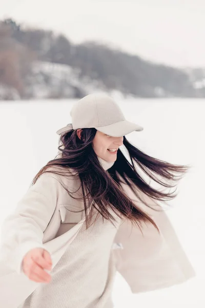 Fotografie Elegantă Iarnă Unei Femei Frumoase Mijlocul Unui Lac Înghețat — Fotografie, imagine de stoc
