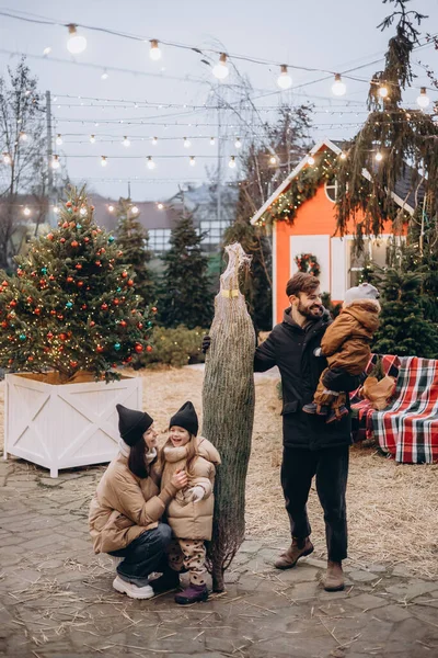 Family Selecting Xmas Tree Street Market Winter Holidays People Concept — Stock Photo, Image