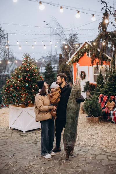 Family Selecting Xmas Tree Street Market Winter Holidays People Concept — Stockfoto