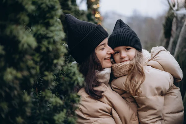 Winter Holidays People Concept Happy Morther Little Daughter Choosing Christmas — Stockfoto