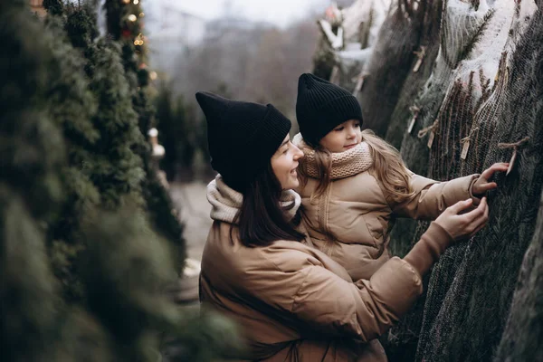 Vacaciones Invierno Concepto Gente Feliz Morther Pequeña Hija Elegir Árbol — Foto de Stock