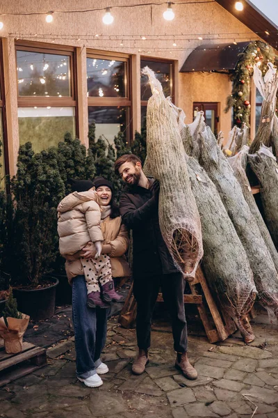 Happy Family Buys Christmas Tree Family Selecting Xmas Tree Street — Stock Photo, Image