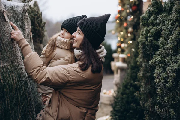 Happy Family Buys Christmas Tree Family Selecting Xmas Tree Street — Stockfoto