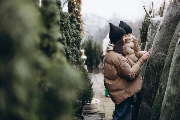 Happy Family Buys Christmas Tree Family Selecting Xmas Tree Street — Stockfoto